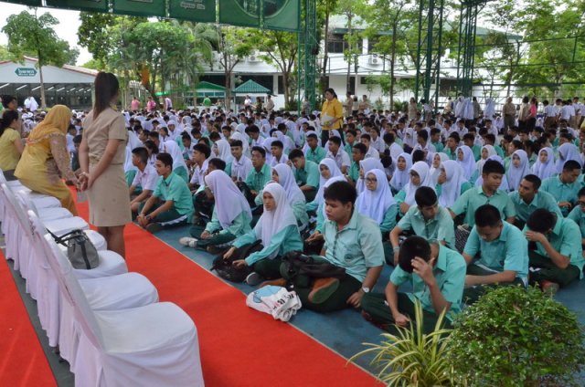 พิธีมอบเกียรติบัตร แก่ผู้บริจาคโต๊ะให้โรงอาหาร  24.05.59