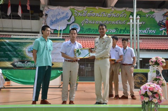 พิธีมอบเกียรติบัตร แก่ผู้บริจาคโต๊ะให้โรงอาหาร  24.05.59