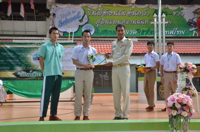 พิธีมอบเกียรติบัตร แก่ผู้บริจาคโต๊ะให้โรงอาหาร  24.05.59