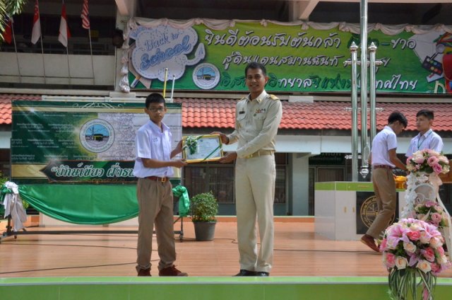 พิธีมอบเกียรติบัตร แก่ผู้บริจาคโต๊ะให้โรงอาหาร  24.05.59