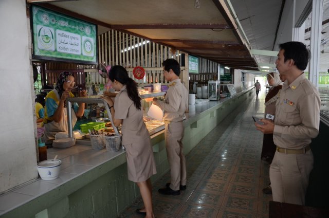 ตรวจความสะอาดโรงอาหาร อ.ว.ท. โดยสำนักงานเขตทุ่งครุ ปีการศึกษา 2559 