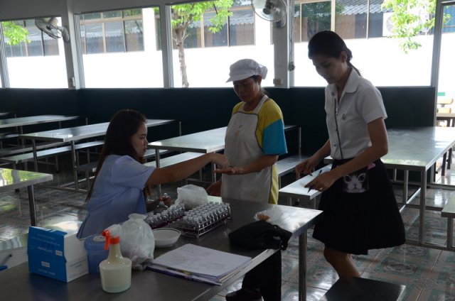 ตรวจความสะอาดโรงอาหาร อ.ว.ท. โดยสำนักงานเขตทุ่งครุ ปีการศึกษา 2559 