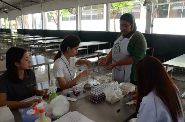 ตรวจความสะอาดโรงอาหาร อ.ว.ท. โดยสำนักงานเขตทุ่งครุ ปีการศึกษา 2559 