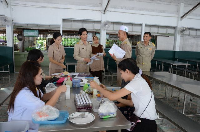 ตรวจความสะอาดโรงอาหาร อ.ว.ท. โดยสำนักงานเขตทุ่งครุ ปีการศึกษา 2559 