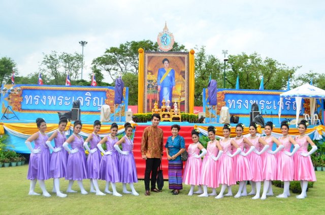 รำถวายพระพร งานเฉลิมพระเกียรติสมเด็จพระนางเจ้าฯ พระบรมราชินีนาถ เนื่องในโอกาสมหามงคลเฉลิมพระชนมพรรษา 7 รอบ 12 สิงหาคม 2559 10.08.59