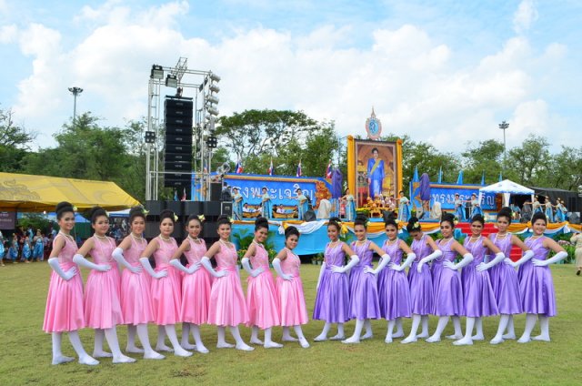 รำถวายพระพร งานเฉลิมพระเกียรติสมเด็จพระนางเจ้าฯ พระบรมราชินีนาถ เนื่องในโอกาสมหามงคลเฉลิมพระชนมพรรษา 7 รอบ 12 สิงหาคม 2559 10.08.59