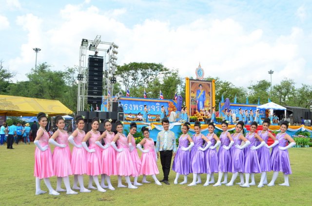 รำถวายพระพร งานเฉลิมพระเกียรติสมเด็จพระนางเจ้าฯ พระบรมราชินีนาถ เนื่องในโอกาสมหามงคลเฉลิมพระชนมพรรษา 7 รอบ 12 สิงหาคม 2559 10.08.59