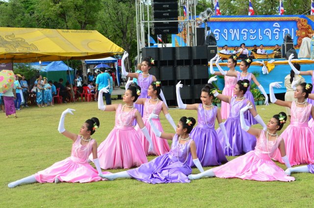 รำถวายพระพร งานเฉลิมพระเกียรติสมเด็จพระนางเจ้าฯ พระบรมราชินีนาถ เนื่องในโอกาสมหามงคลเฉลิมพระชนมพรรษา 7 รอบ 12 สิงหาคม 2559 10.08.59