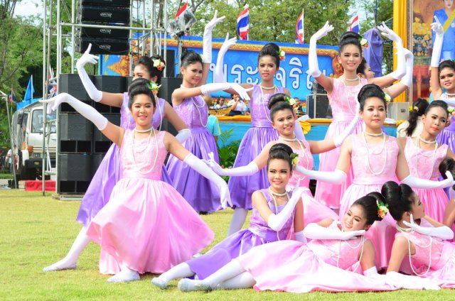 รำถวายพระพร งานเฉลิมพระเกียรติสมเด็จพระนางเจ้าฯ พระบรมราชินีนาถ เนื่องในโอกาสมหามงคลเฉลิมพระชนมพรรษา 7 รอบ 12 สิงหาคม 2559 10.08.59