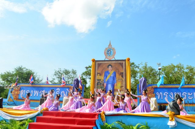 รำถวายพระพร งานเฉลิมพระเกียรติสมเด็จพระนางเจ้าฯ พระบรมราชินีนาถ เนื่องในโอกาสมหามงคลเฉลิมพระชนมพรรษา 7 รอบ 12 สิงหาคม 2559 10.08.59