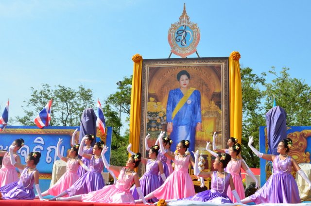 รำถวายพระพร งานเฉลิมพระเกียรติสมเด็จพระนางเจ้าฯ พระบรมราชินีนาถ เนื่องในโอกาสมหามงคลเฉลิมพระชนมพรรษา 7 รอบ 12 สิงหาคม 2559 10.08.59