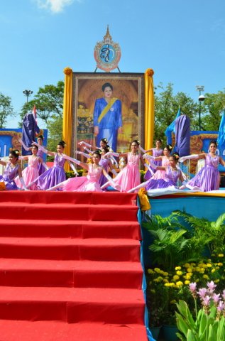 รำถวายพระพร งานเฉลิมพระเกียรติสมเด็จพระนางเจ้าฯ พระบรมราชินีนาถ เนื่องในโอกาสมหามงคลเฉลิมพระชนมพรรษา 7 รอบ 12 สิงหาคม 2559 10.08.59