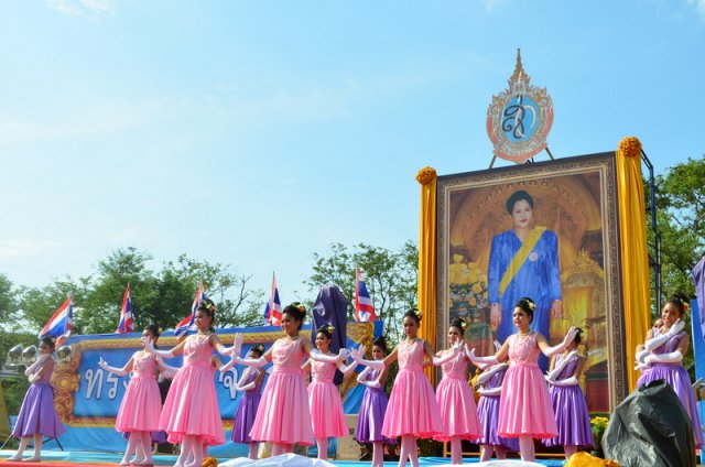 รำถวายพระพร งานเฉลิมพระเกียรติสมเด็จพระนางเจ้าฯ พระบรมราชินีนาถ เนื่องในโอกาสมหามงคลเฉลิมพระชนมพรรษา 7 รอบ 12 สิงหาคม 2559 10.08.59