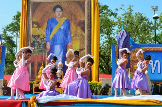 รำถวายพระพร งานเฉลิมพระเกียรติสมเด็จพระนางเจ้าฯ พระบรมราชินีนาถ เนื่องในโอกาสมหามงคลเฉลิมพระชนมพรรษา 7 รอบ 12 สิงหาคม 2559 10.08.59