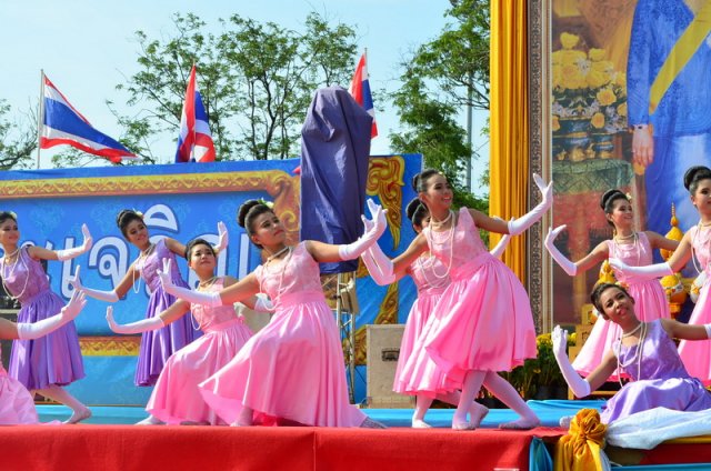 รำถวายพระพร งานเฉลิมพระเกียรติสมเด็จพระนางเจ้าฯ พระบรมราชินีนาถ เนื่องในโอกาสมหามงคลเฉลิมพระชนมพรรษา 7 รอบ 12 สิงหาคม 2559 10.08.59