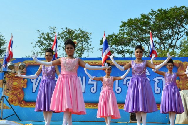 รำถวายพระพร งานเฉลิมพระเกียรติสมเด็จพระนางเจ้าฯ พระบรมราชินีนาถ เนื่องในโอกาสมหามงคลเฉลิมพระชนมพรรษา 7 รอบ 12 สิงหาคม 2559 10.08.59