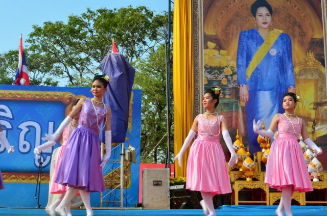 รำถวายพระพร งานเฉลิมพระเกียรติสมเด็จพระนางเจ้าฯ พระบรมราชินีนาถ เนื่องในโอกาสมหามงคลเฉลิมพระชนมพรรษา 7 รอบ 12 สิงหาคม 2559 10.08.59