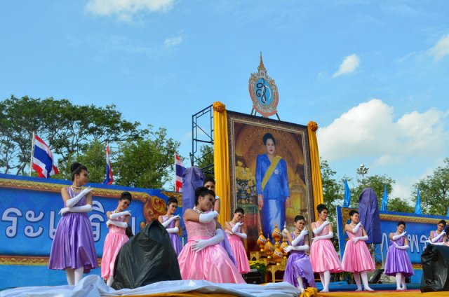 รำถวายพระพร งานเฉลิมพระเกียรติสมเด็จพระนางเจ้าฯ พระบรมราชินีนาถ เนื่องในโอกาสมหามงคลเฉลิมพระชนมพรรษา 7 รอบ 12 สิงหาคม 2559 10.08.59