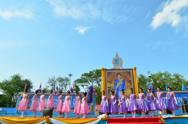 รำถวายพระพร งานเฉลิมพระเกียรติสมเด็จพระนางเจ้าฯ พระบรมราชินีนาถ เนื่องในโอกาสมหามงคลเฉลิมพระชนมพรรษา 7 รอบ 12 สิงหาคม 2559 10.08.59