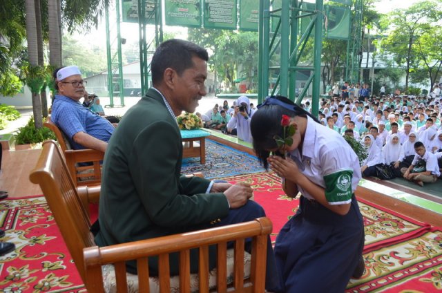 วันวานที่พากเพียร วันเกษียณที่ภาคภูมิ คุณครูพีระพนธ์ ชัยตรี และ คุณป้าศีริพร  อินรอด  ปีการศึกษา 2559  29.08.59