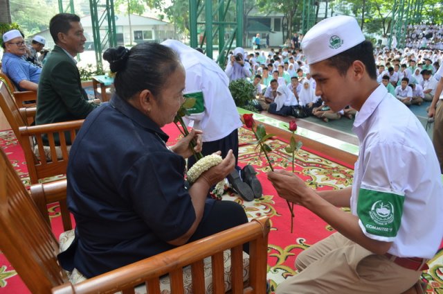 วันวานที่พากเพียร วันเกษียณที่ภาคภูมิ คุณครูพีระพนธ์ ชัยตรี และ คุณป้าศีริพร  อินรอด  ปีการศึกษา 2559  29.08.59