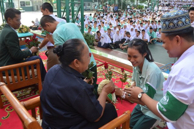 วันวานที่พากเพียร วันเกษียณที่ภาคภูมิ คุณครูพีระพนธ์ ชัยตรี และ คุณป้าศีริพร  อินรอด  ปีการศึกษา 2559  29.08.59