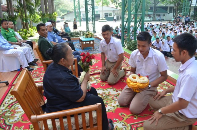 วันวานที่พากเพียร วันเกษียณที่ภาคภูมิ คุณครูพีระพนธ์ ชัยตรี และ คุณป้าศีริพร  อินรอด  ปีการศึกษา 2559  29.08.59