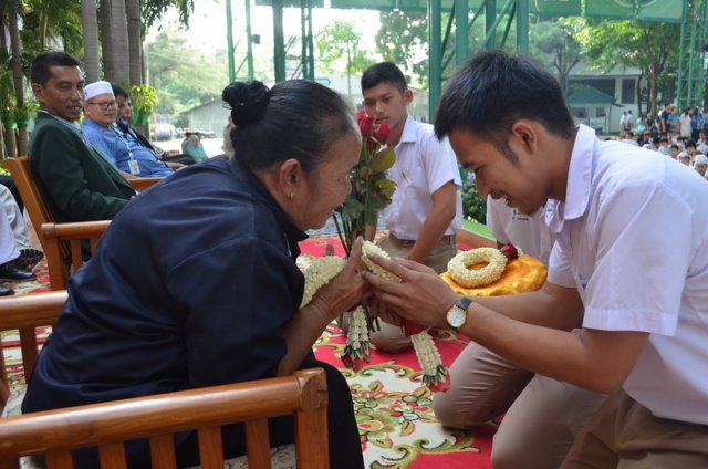 วันวานที่พากเพียร วันเกษียณที่ภาคภูมิ คุณครูพีระพนธ์ ชัยตรี และ คุณป้าศีริพร  อินรอด  ปีการศึกษา 2559  29.08.59