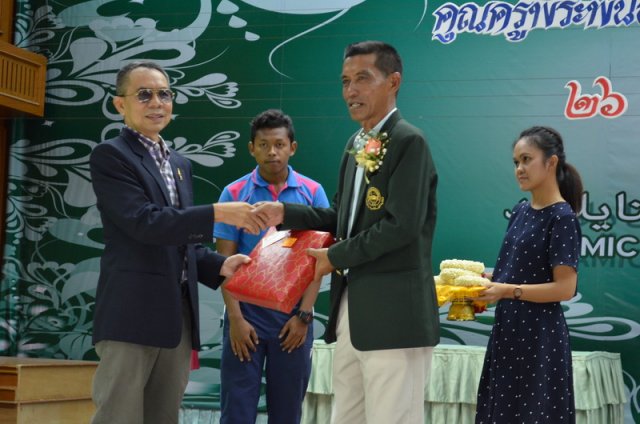 กตัญญุตา คารวะ คูณครูพีระพนธ์ ชัยตรี  และคูณป้าศริพร  อินรอด ปีการศึกษา 2559  26.08.59