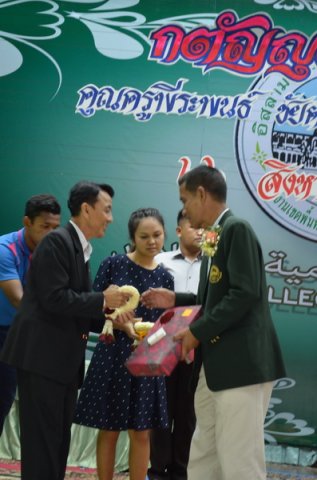 กตัญญุตา คารวะ คูณครูพีระพนธ์ ชัยตรี  และคูณป้าศริพร  อินรอด ปีการศึกษา 2559  26.08.59