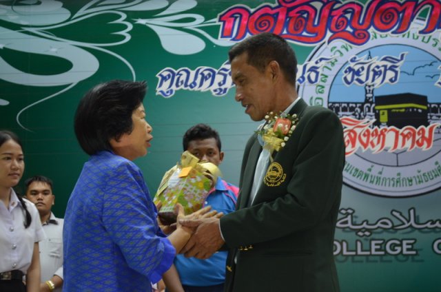 กตัญญุตา คารวะ คูณครูพีระพนธ์ ชัยตรี  และคูณป้าศริพร  อินรอด ปีการศึกษา 2559  26.08.59