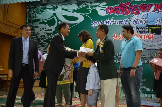 กตัญญุตา คารวะ คูณครูพีระพนธ์ ชัยตรี  และคูณป้าศริพร  อินรอด ปีการศึกษา 2559  26.08.59