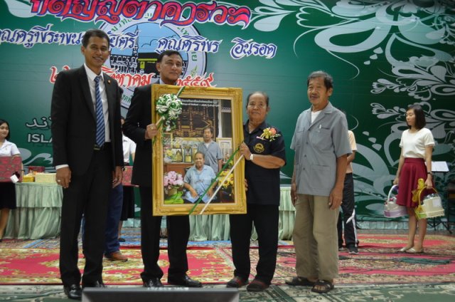 กตัญญุตา คารวะ คูณครูพีระพนธ์ ชัยตรี  และคูณป้าศริพร  อินรอด ปีการศึกษา 2559  26.08.59