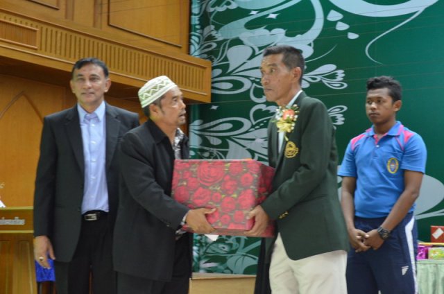 กตัญญุตา คารวะ คูณครูพีระพนธ์ ชัยตรี  และคูณป้าศริพร  อินรอด ปีการศึกษา 2559  26.08.59