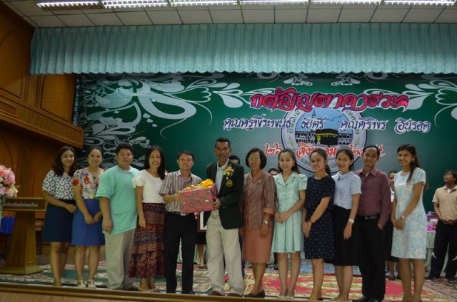 กตัญญุตา คารวะ คูณครูพีระพนธ์ ชัยตรี  และคูณป้าศริพร  อินรอด ปีการศึกษา 2559  26.08.59 (2)