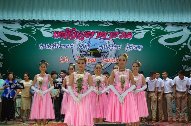 กตัญญุตา คารวะ คูณครูพีระพนธ์ ชัยตรี  และคูณป้าศริพร  อินรอด ปีการศึกษา 2559  26.08.59 (2)