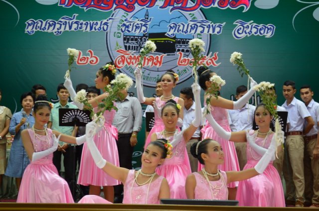 กตัญญุตา คารวะ คูณครูพีระพนธ์ ชัยตรี  และคูณป้าศริพร  อินรอด ปีการศึกษา 2559  26.08.59 (2)