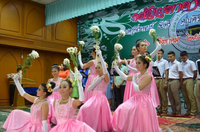 กตัญญุตา คารวะ คูณครูพีระพนธ์ ชัยตรี  และคูณป้าศริพร  อินรอด ปีการศึกษา 2559  26.08.59 (2)