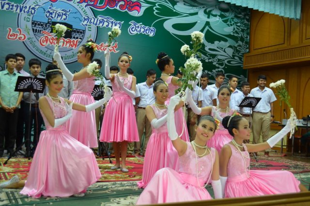 กตัญญุตา คารวะ คูณครูพีระพนธ์ ชัยตรี  และคูณป้าศริพร  อินรอด ปีการศึกษา 2559  26.08.59 (2)