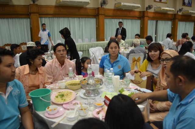 กตัญญุตา คารวะ คูณครูพีระพนธ์ ชัยตรี  และคูณป้าศริพร  อินรอด ปีการศึกษา 2559  26.08.59 (2)