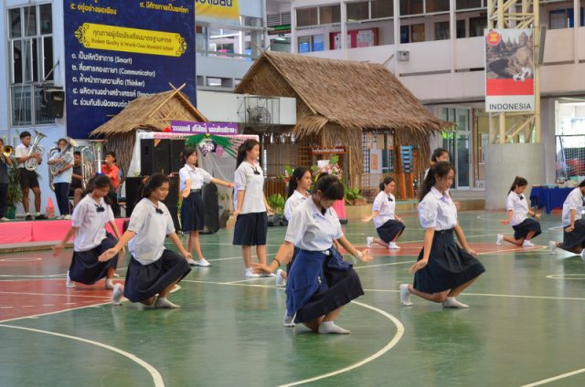 นักเรียนร่วมงานเลี้ยงขอบคุณหลังงาน ศรีศิลป์แผ่นดินสยามฯ ณ โรงเรียนโพธิสารวิทยากร 01.10.59