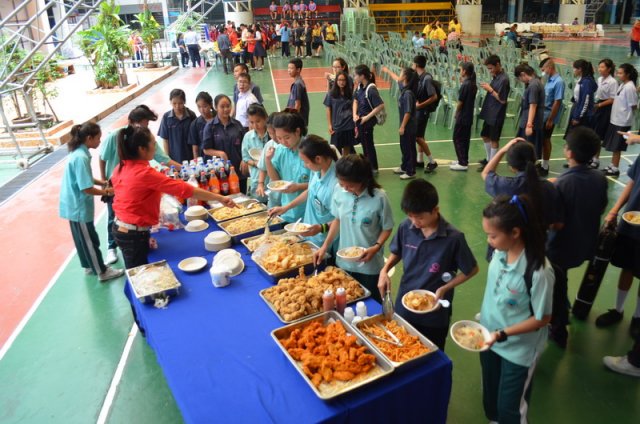 นักเรียนร่วมงานเลี้ยงขอบคุณหลังงาน ศรีศิลป์แผ่นดินสยามฯ ณ โรงเรียนโพธิสารวิทยากร 01.10.59