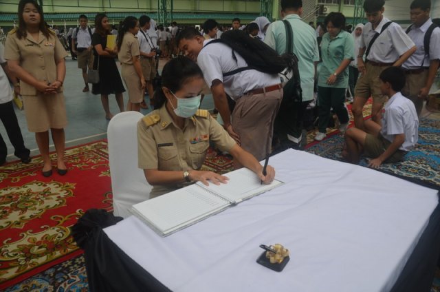 พิธีแสดงความอาลัยแด่พระบาทสมเด็จพระเจ้าอยู่หัวในพระบรมโกศ 31.10.59