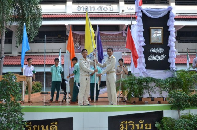 พิธีมอบธง ให้กับประธานประจำสี เพื่อให้ใช้ในกิจกรรมกีฬา ประจำปีการศึกษา 2559   08.11.59