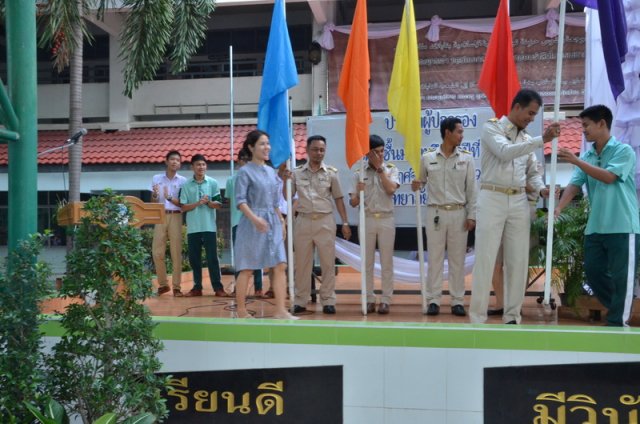 พิธีมอบธง ให้กับประธานประจำสี เพื่อให้ใช้ในกิจกรรมกีฬา ประจำปีการศึกษา 2559   08.11.59