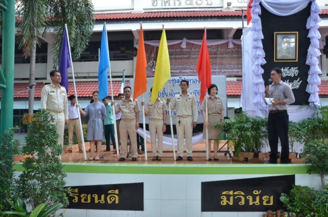 พิธีมอบธง ให้กับประธานประจำสี เพื่อให้ใช้ในกิจกรรมกีฬา ประจำปีการศึกษา 2559   08.11.59