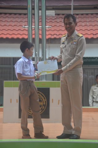 มอบเกียรติบัตรตัวแทนนักเรียนเข้าร่วมงานชุมลูกเสือโลก สาธารณรัฐประชาชนจีน 09.01.60