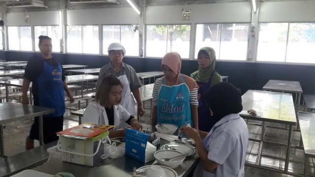 ตรวจความสะอาดโรงอาหาร อ.ว.ท. โดยสำนักงานเขตทุ่งครุ ปีการศึกษา 2560